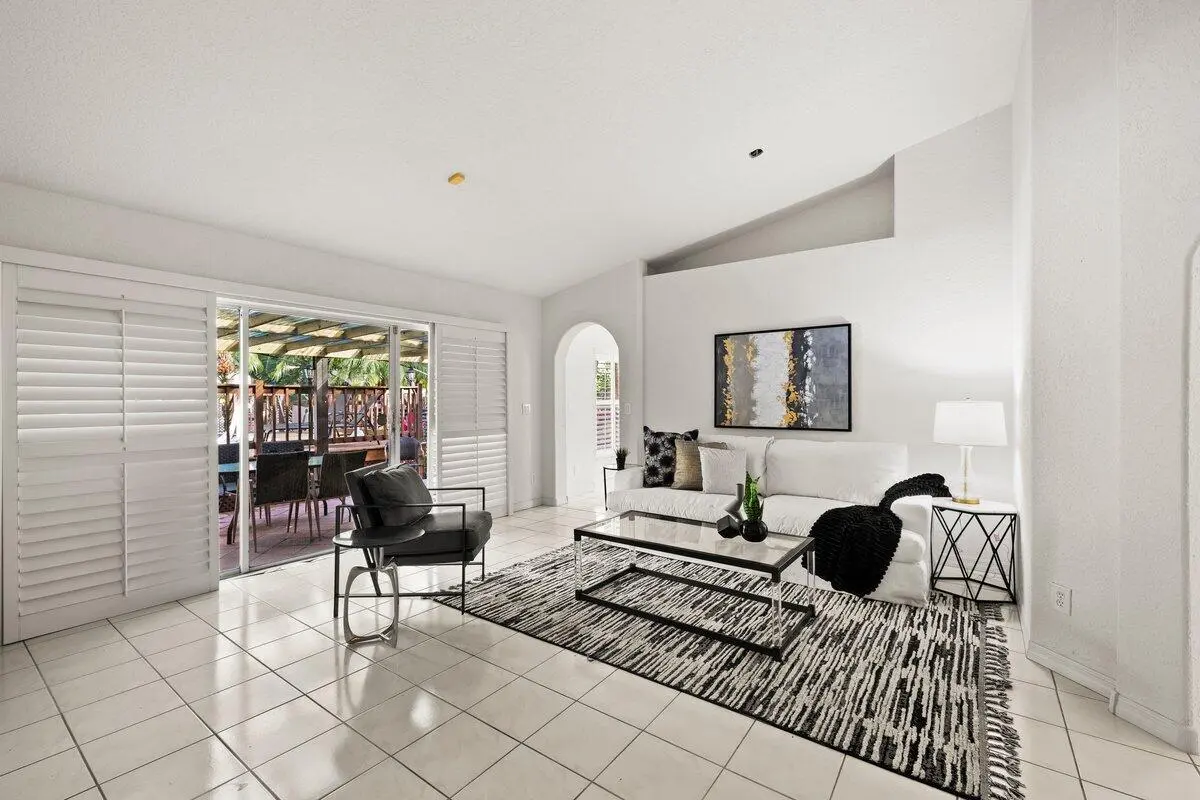 424A4052 at 363 SW 161st Avenue, Pembroke Pines