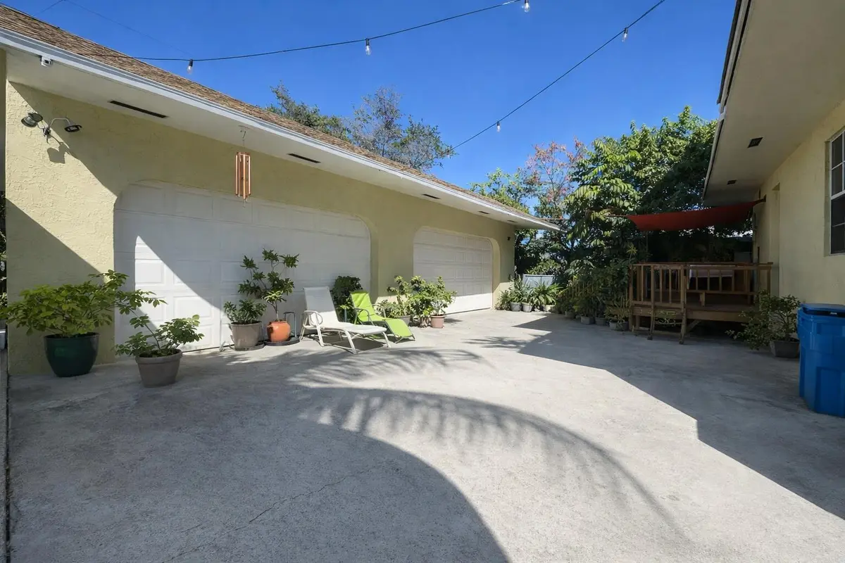 detached Garage at 613 N 5th Street, Lantana