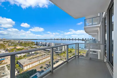 220 Lake Shore Drive N-1521, Lake Park – leased
