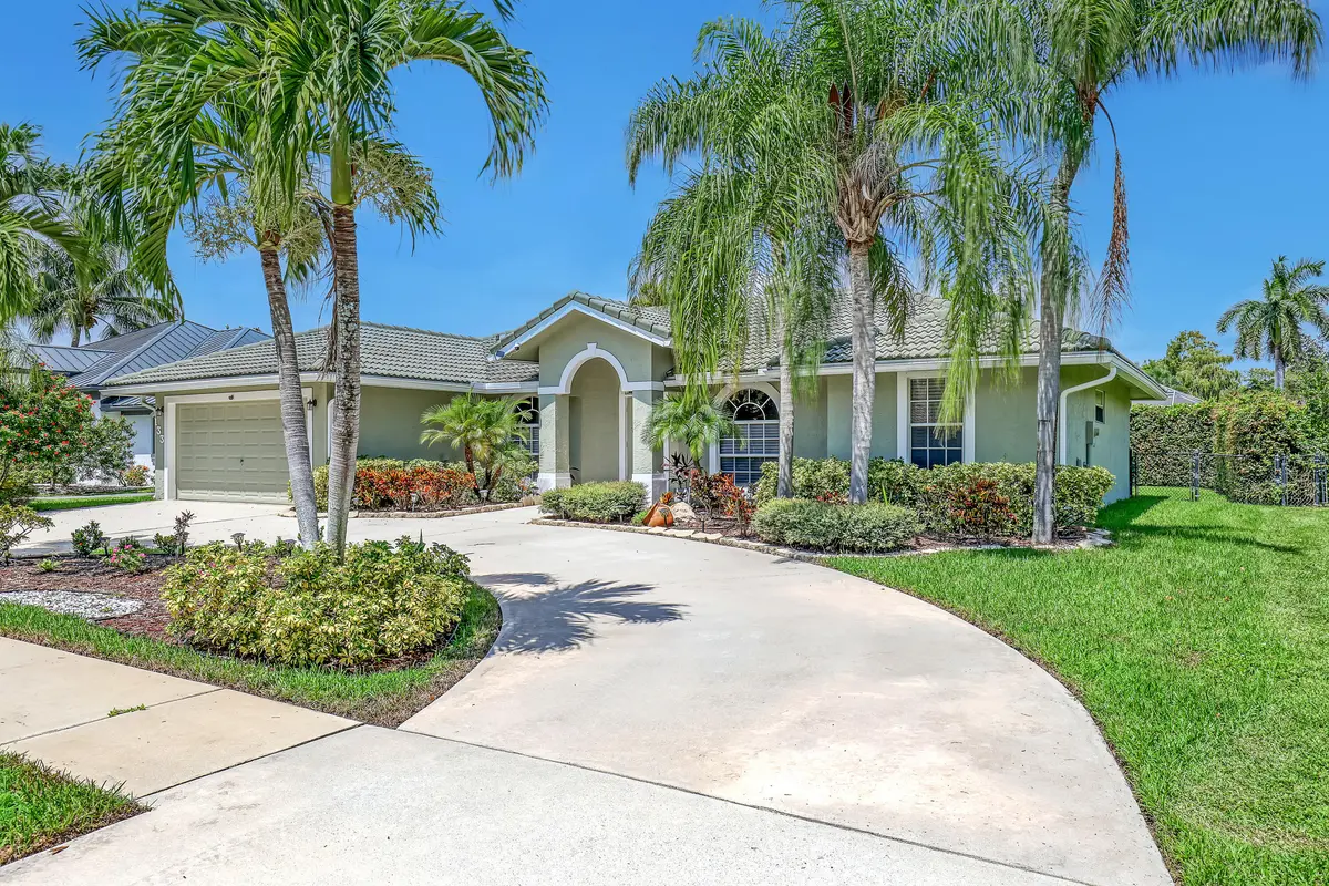 Circular Driveway at 133 Black Olive Crescent, Royal Palm Beach