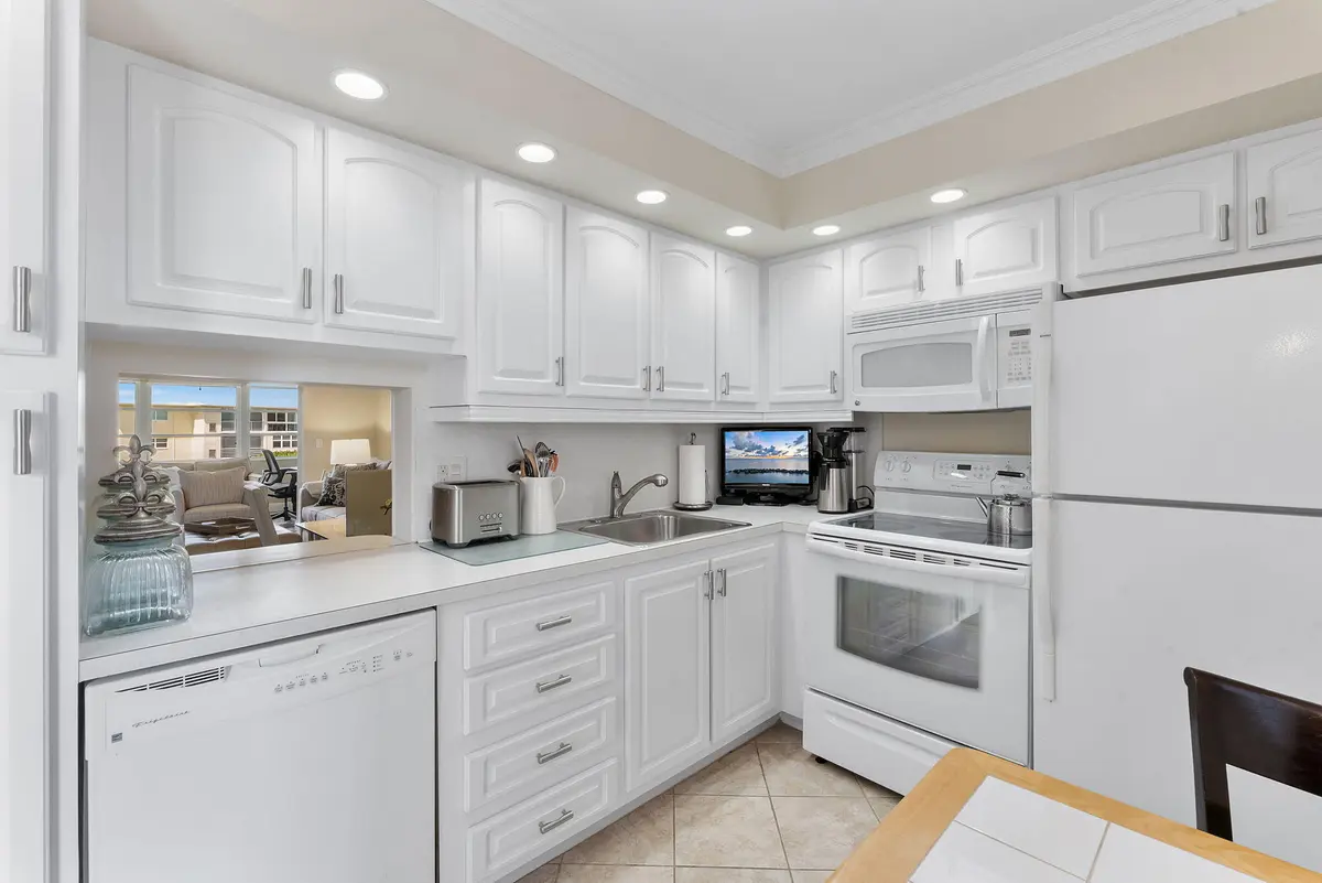 20-web-or-mls-DSC02288 at 2515 NE 2nd Court 405, Boynton Beach
