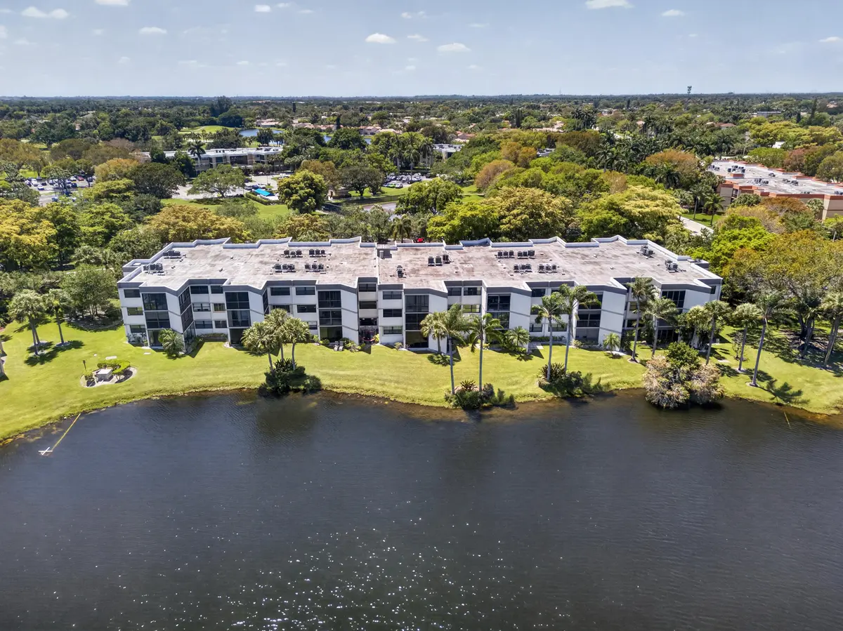 yager-3 at 16325 Golf Club Road 302, Weston