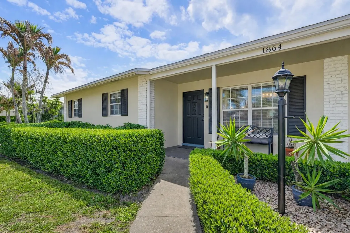 Charming suburban home with inviting ent at 1864 SE Lafayette Street, Stuart