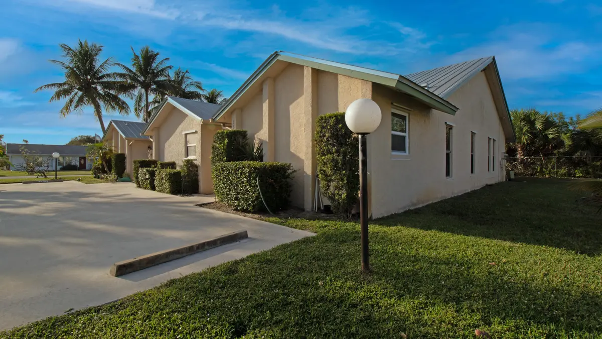 front view at 7609 SE Hobe Terrace, Hobe Sound