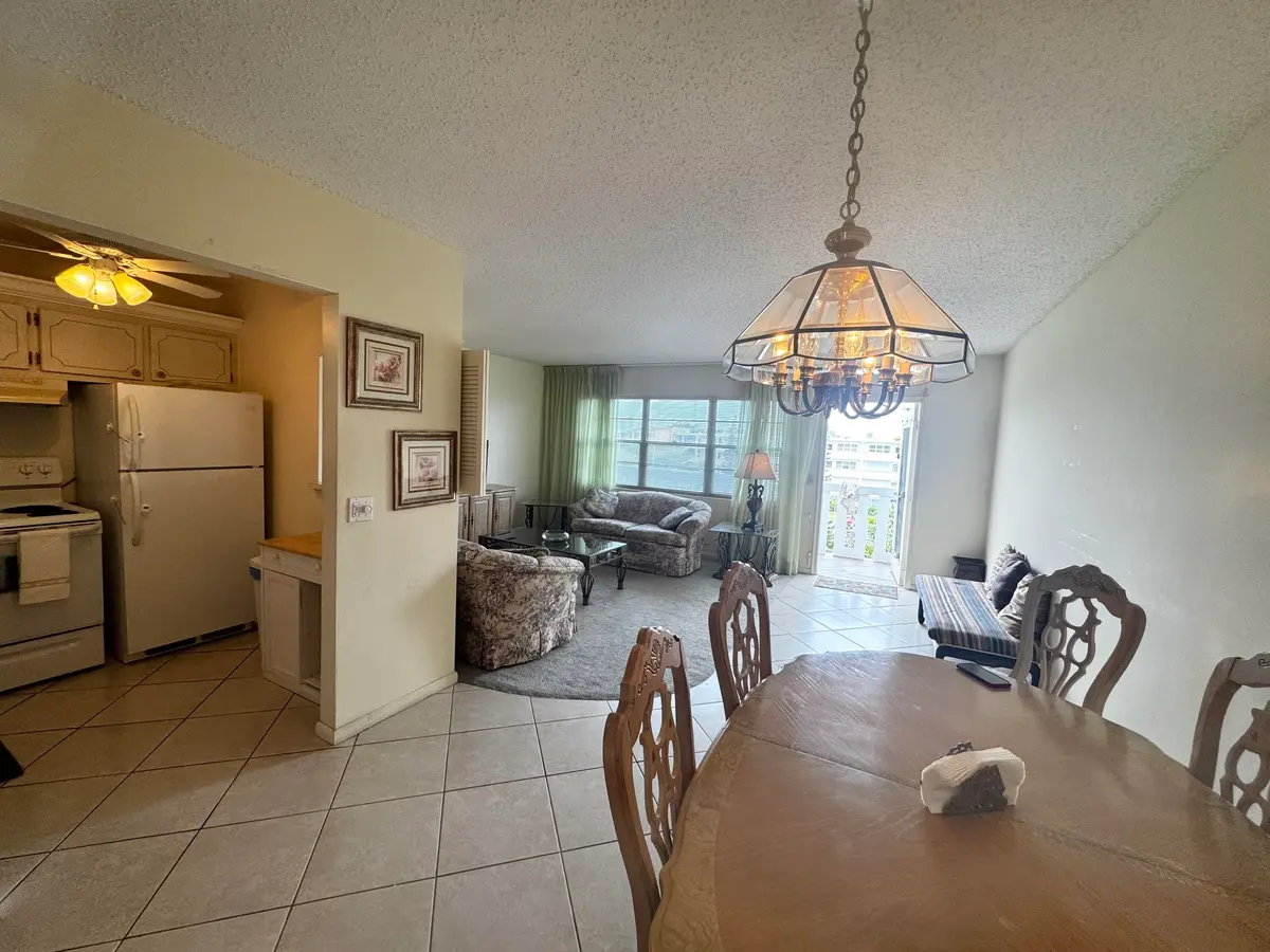 DIN at 4116 Cambridge E, Deerfield Beach