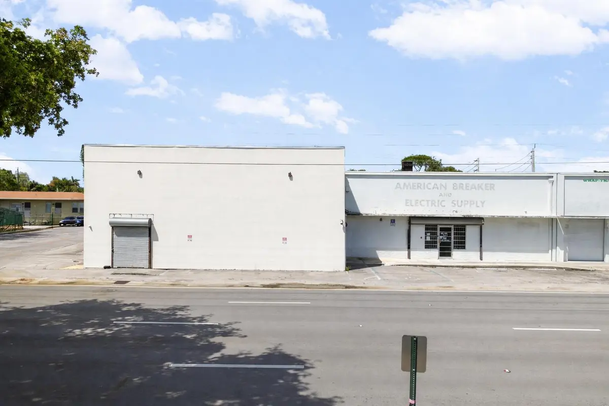Commercial street view with storefronts at 1800 N Dixie Highway, Hollywood