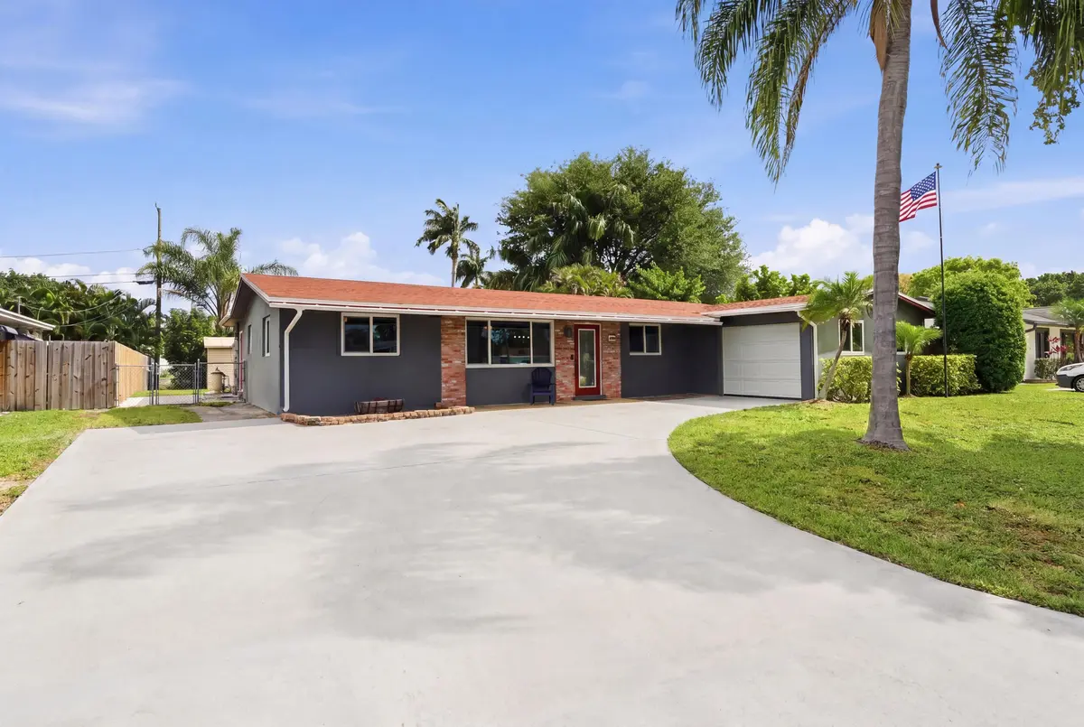 Front of the home at 316 Riverdale Road, Palm Springs
