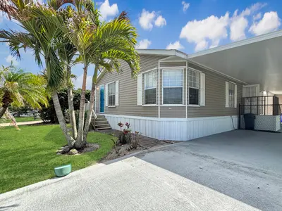 7568 SE Swan Avenue, Hobe Sound – Manufactured Home for rent
