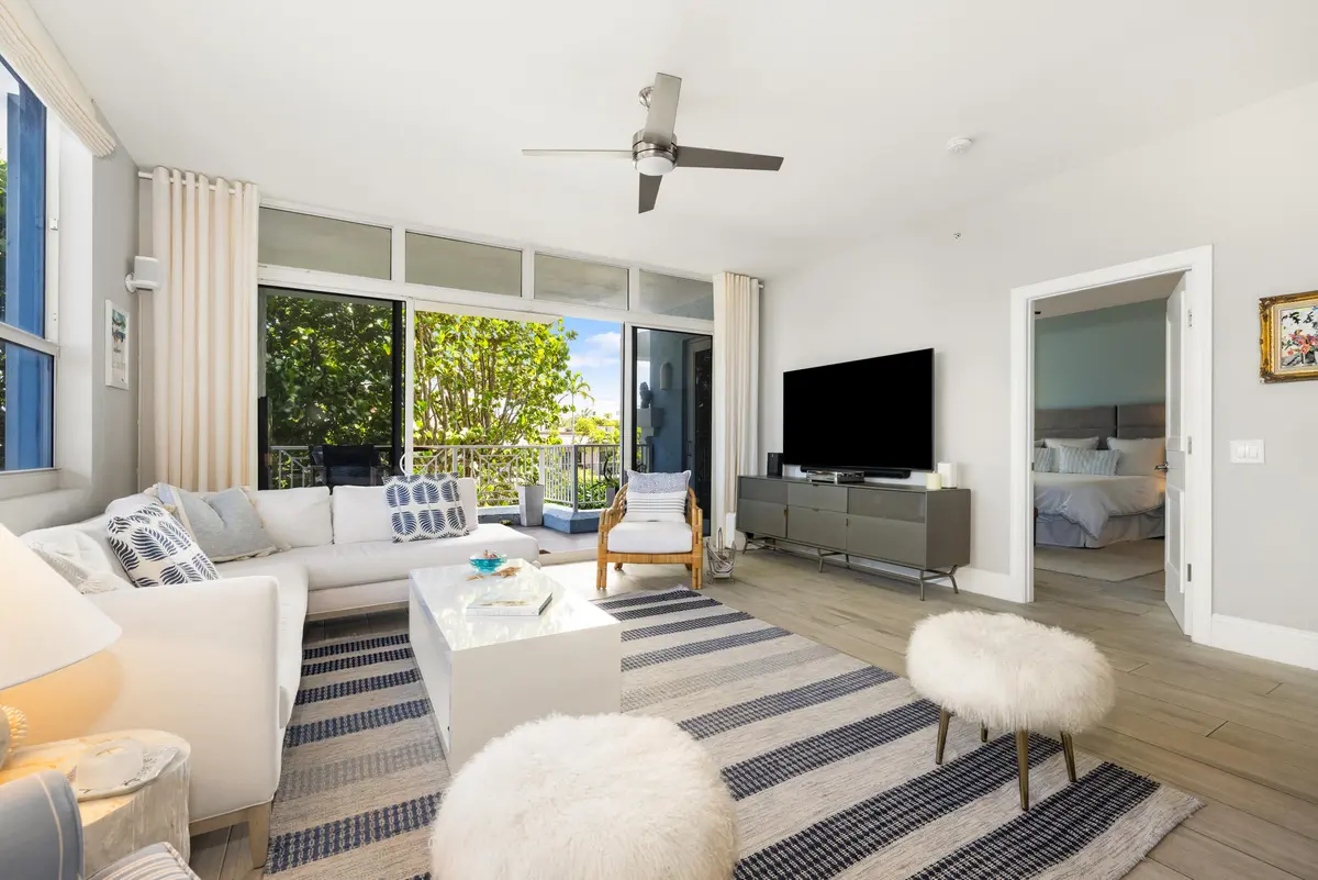 Family Room at 701 SE 21st Avenue 201, Deerfield Beach