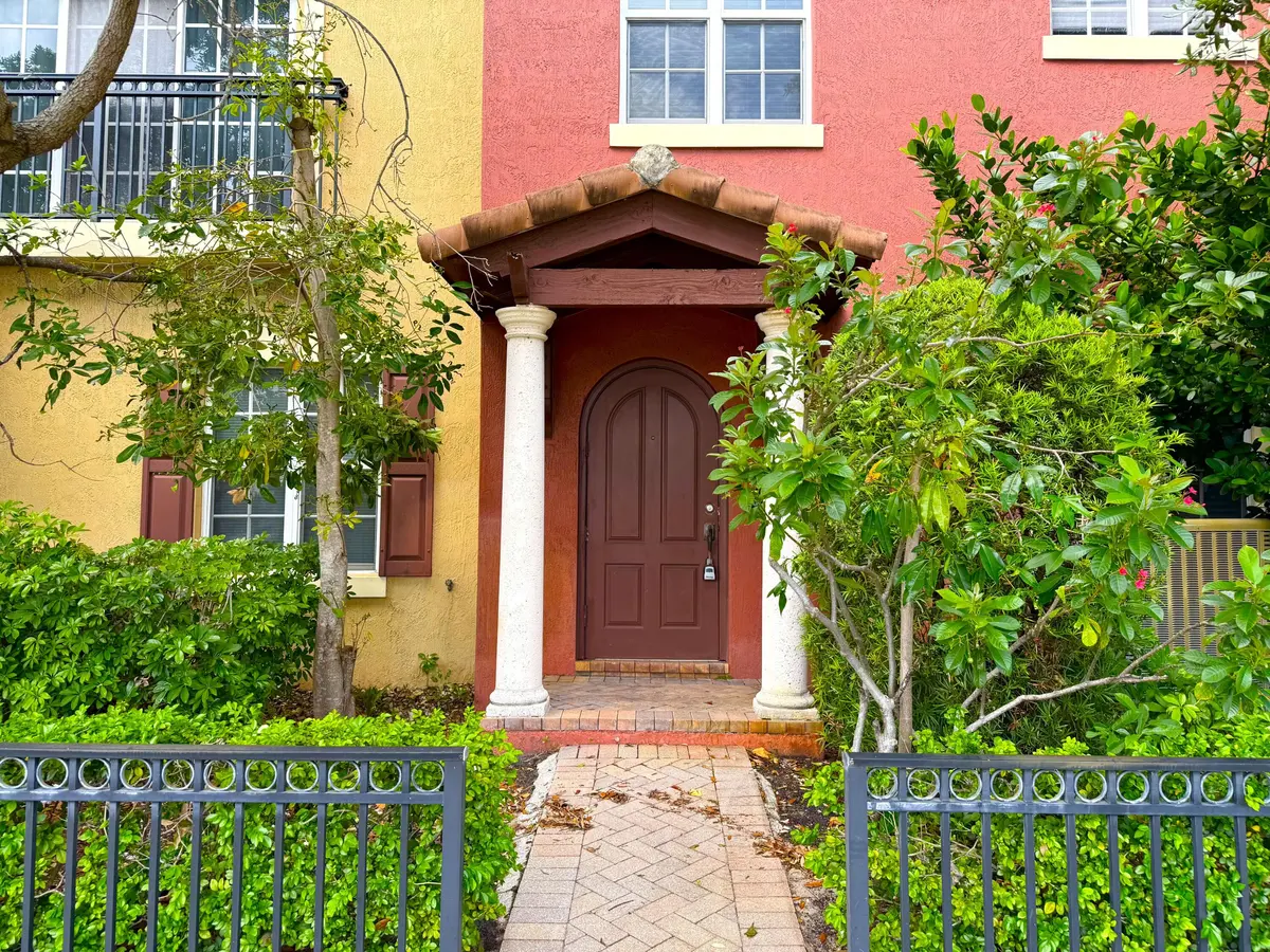 Front Entrance at 531 S Federal Highway 15, Lake Worth Beach