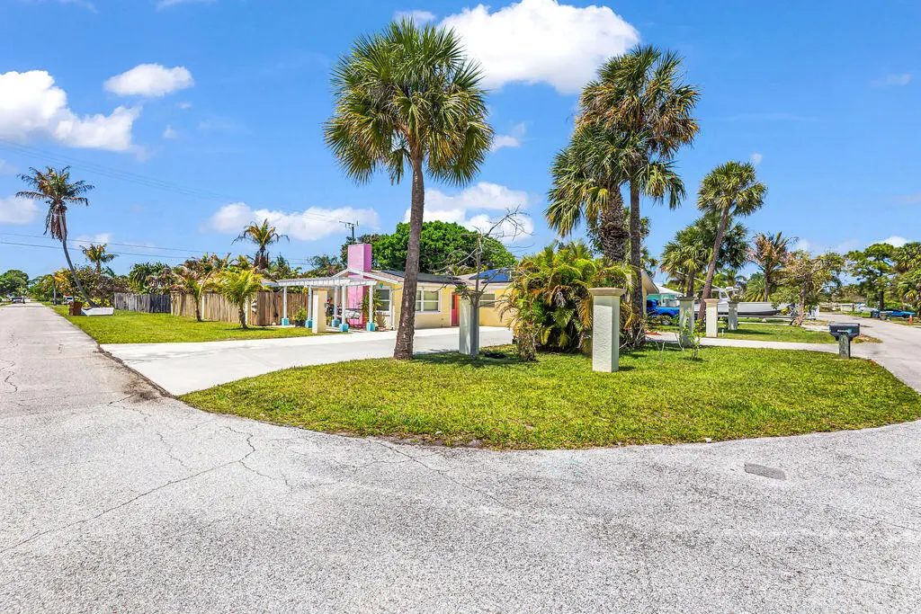 Flamingo (4) at 614 SE Flamingo Avenue, Stuart