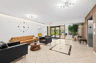 3960 Oaks Clubhouse Drive 304, Pompano Beach – Condominium for sale