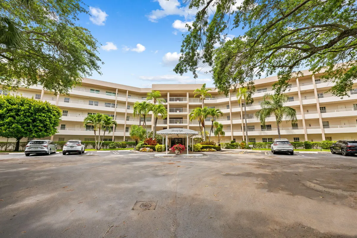 3-web-or-mls-DSC_0013 at 3960 Oaks Clubhouse Drive 304, Pompano Beach