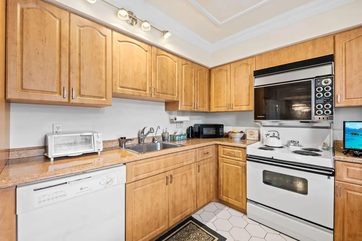 7-web-or-mls-DSC_9921 at 3960 Oaks Clubhouse Drive 304, Pompano Beach