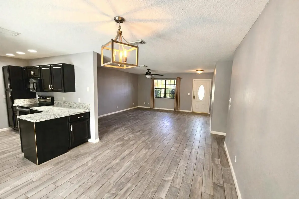 dining at 6105 Spruce Drive, Fort Pierce