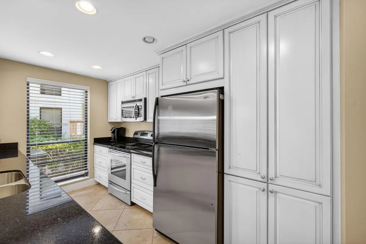 Kitchen at 112 Brackenwood Road, Palm Beach Gardens