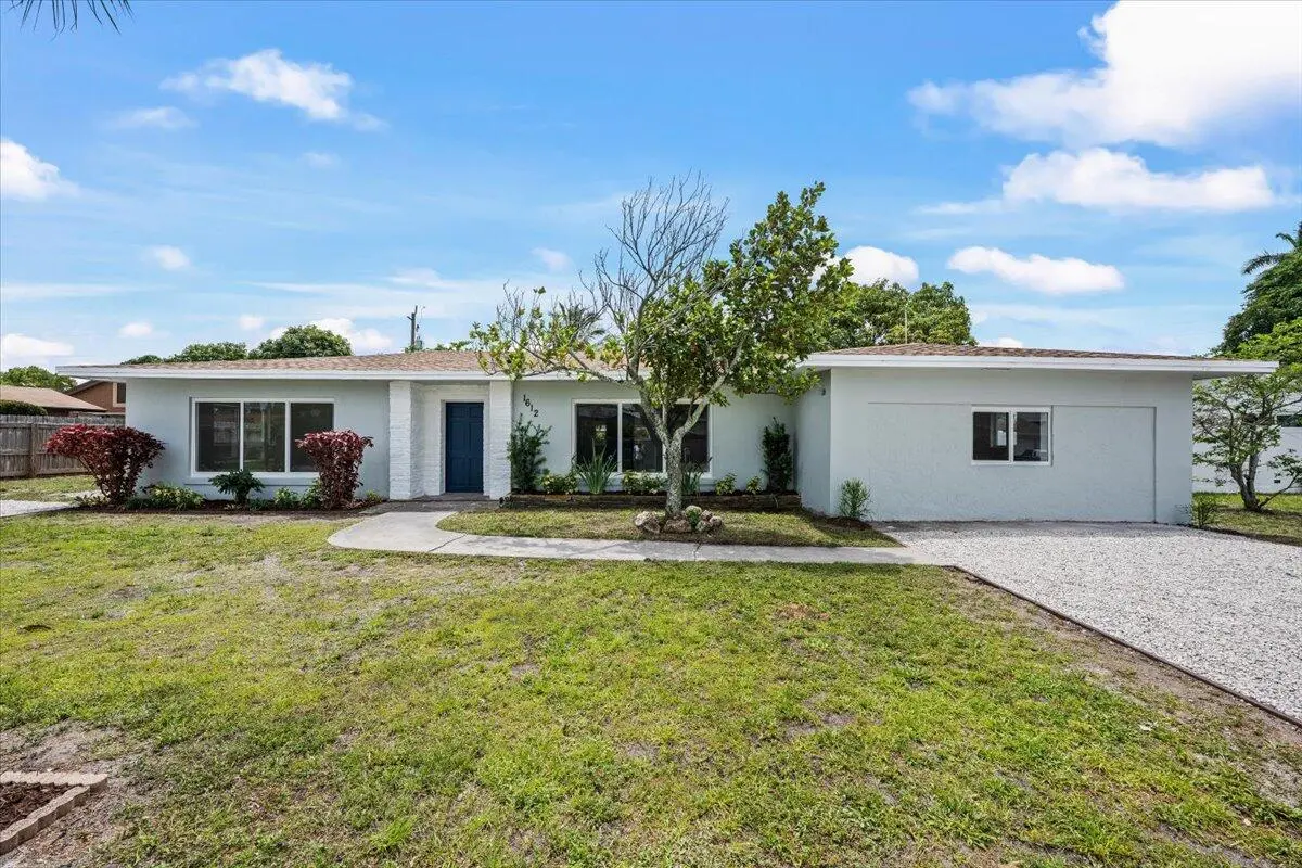 01-LUX_0737 at 1612 Sherwood Avenue, Mangonia Park