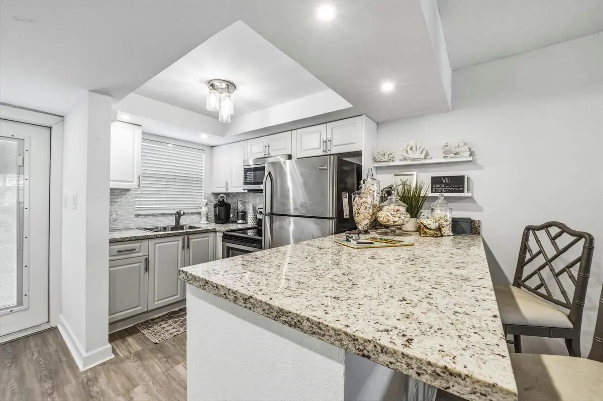 40 Isle of Venice Dr Fort-large-026-024- at 40 Isle Of Venice Drive 9, Fort Lauderdale