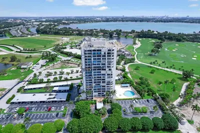2400 Presidential Way 1206, West Palm Beach – Condominium for sale