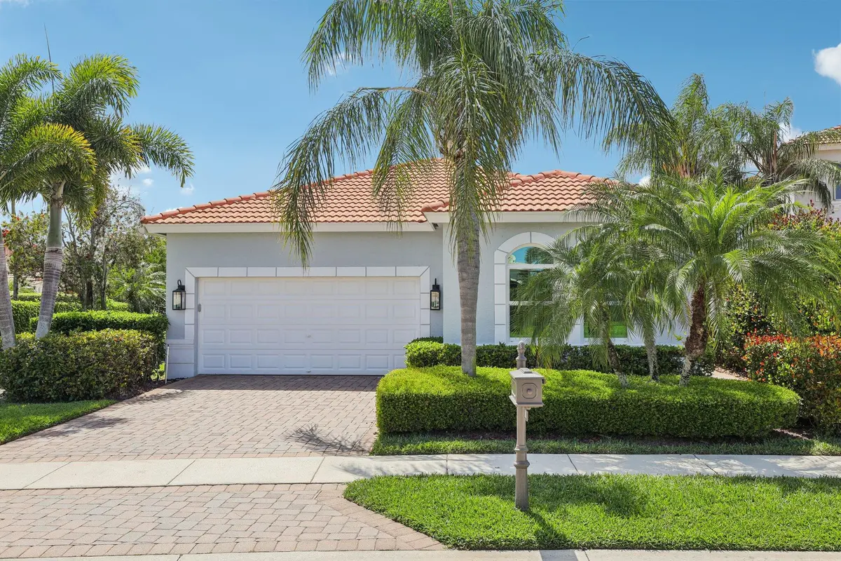 Single story estate home at 205 Via Condado Way, Palm Beach Gardens