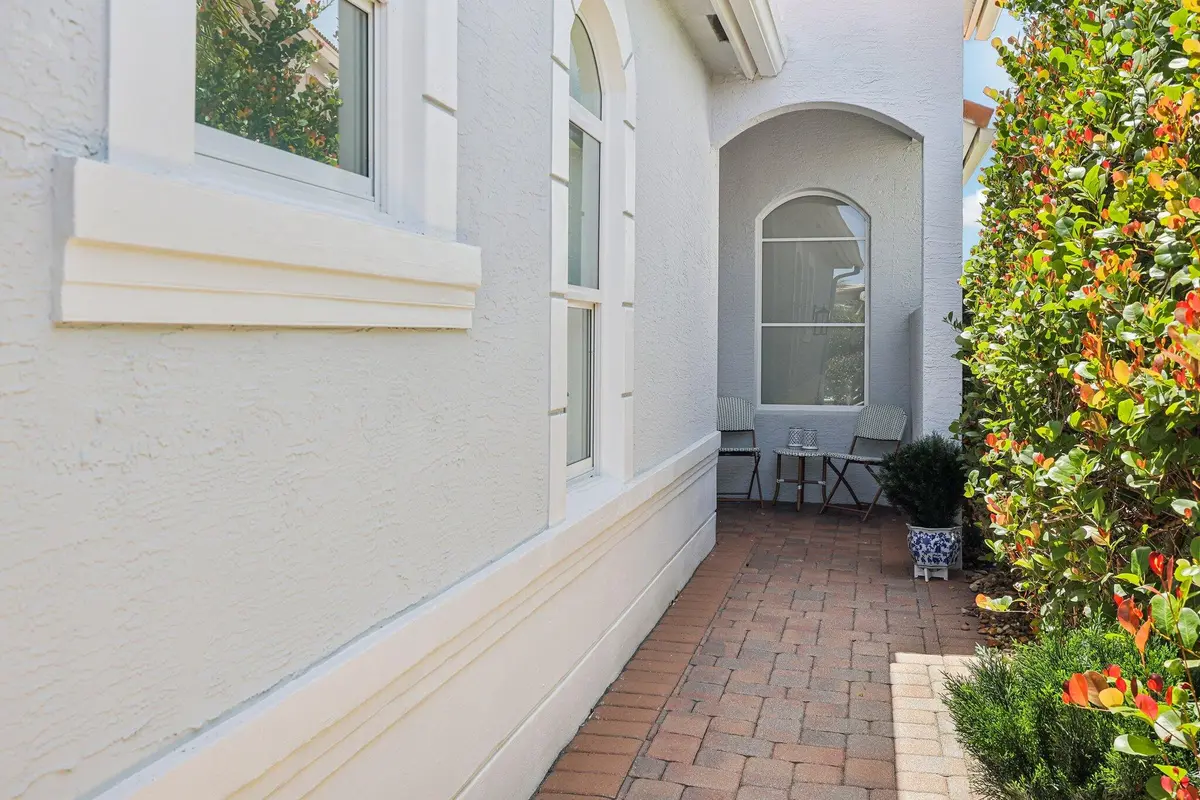 Fenced backyard privacy at 205 Via Condado Way, Palm Beach Gardens