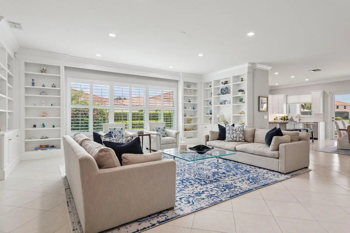 Move in ready condition at 205 Via Condado Way, Palm Beach Gardens