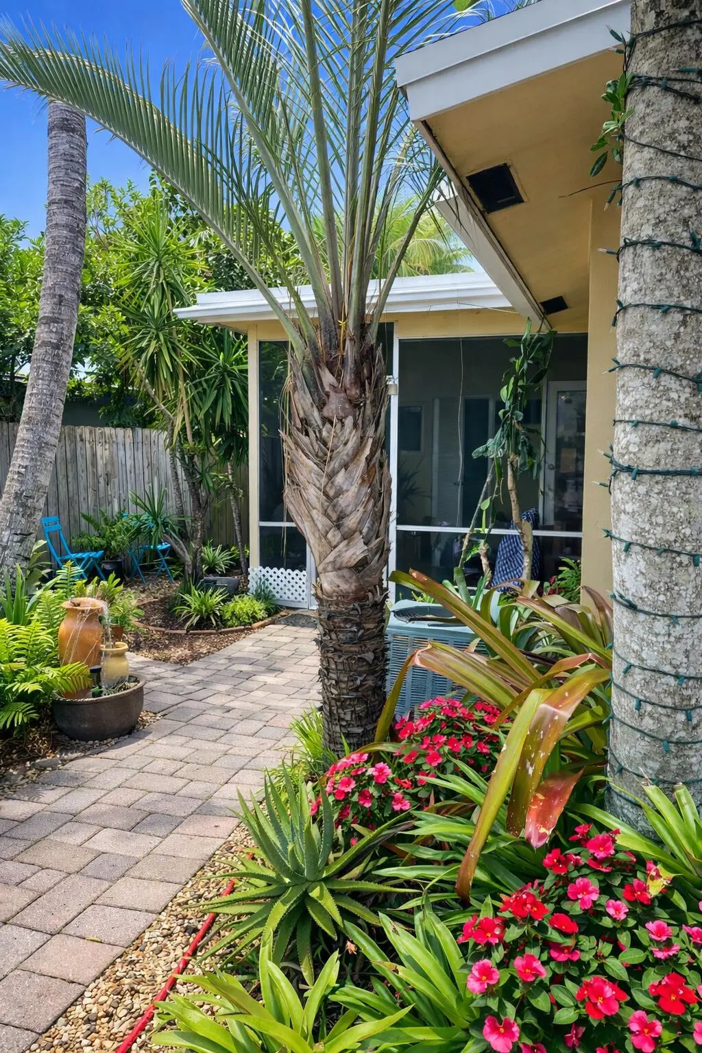 Side yard at 1417 NE 24th Court, Wilton Manors
