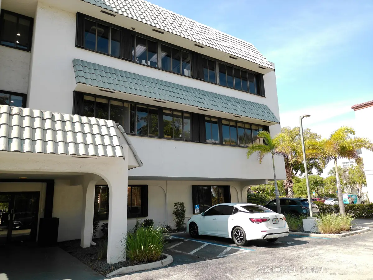 Outside Right at 200 W Palmetto Park Road, Boca Raton