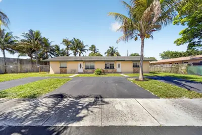 121 NW 56th Court 1-2, Oakland Park – Duplex for sale