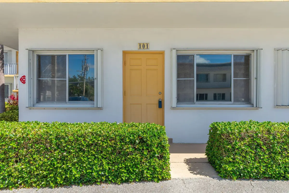 3-web-or-mls-DSC03342 at 2840 Cynthia Lane 101, Lake Worth Beach