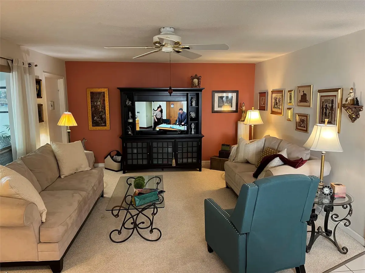 Photo 4 at 412 S Luna Court 2, Hollywood
