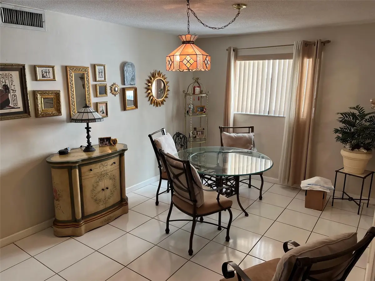 Photo 6 at 412 S Luna Court 2, Hollywood