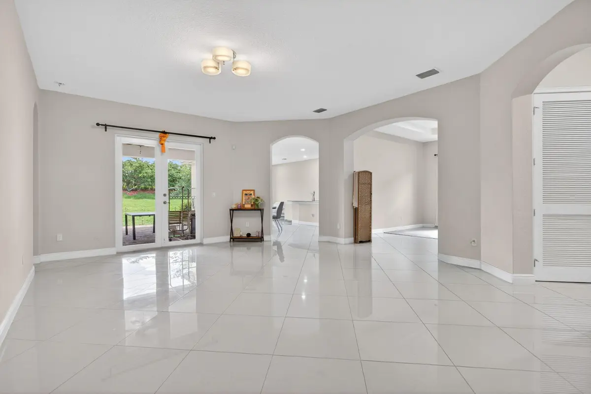 28-web-or-mls-8850-6724 at 8850 Miralago Way, Parkland