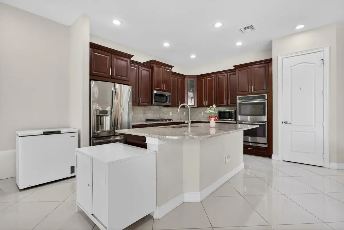 41-web-or-mls-8850-6788 at 8850 Miralago Way, Parkland