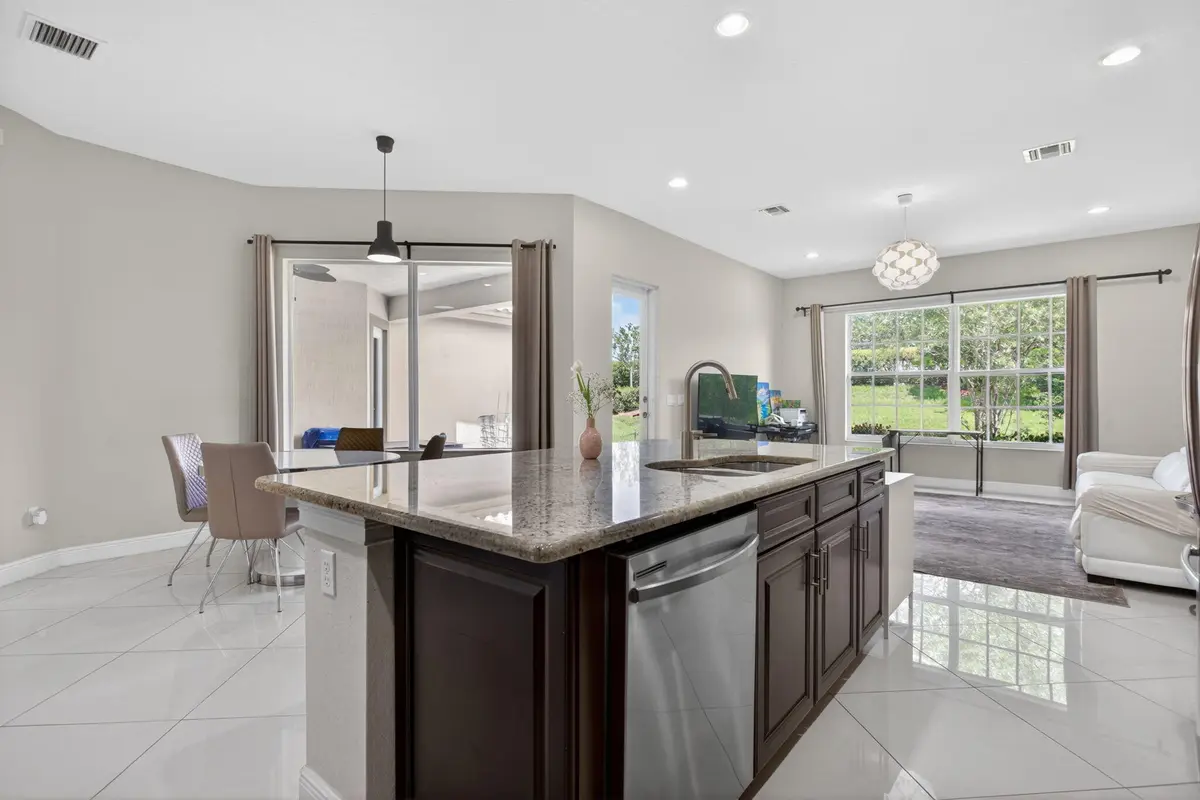 43-web-or-mls-8850-6801 at 8850 Miralago Way, Parkland