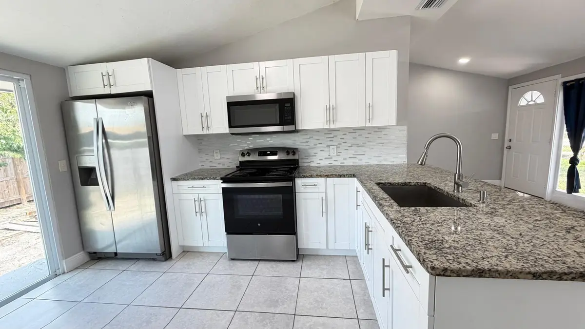 Stainless Steel Appliances at 3823 Chickasha Road, Atlantis