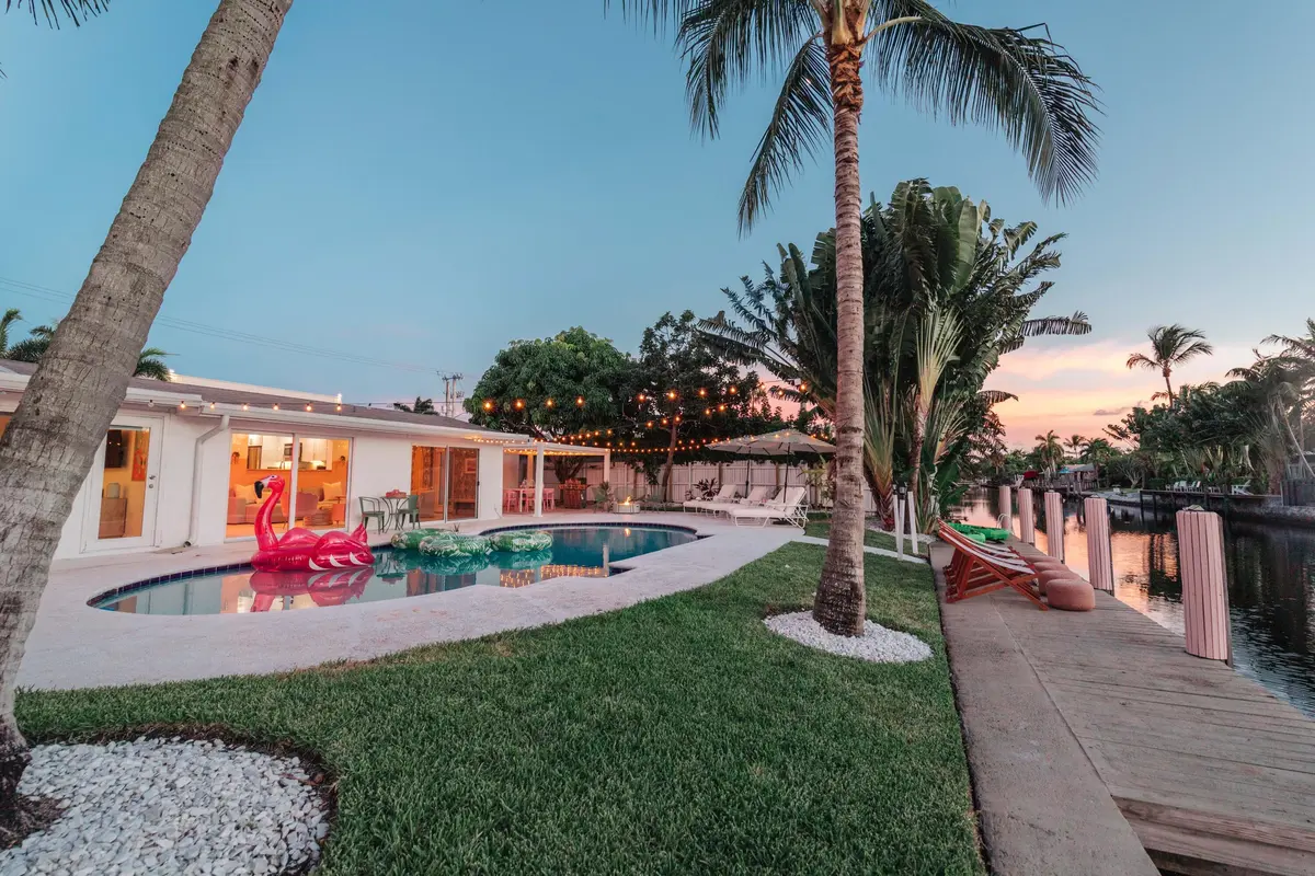 3057 night dock at 3057 NE 16th Avenue, Oakland Park