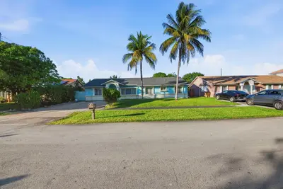 561 NE 38th Street, Deerfield Beach – Single Family Residence for sale