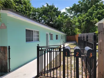 1010 NW 3rd Avenue, Hallandale Beach – Triplex for sale