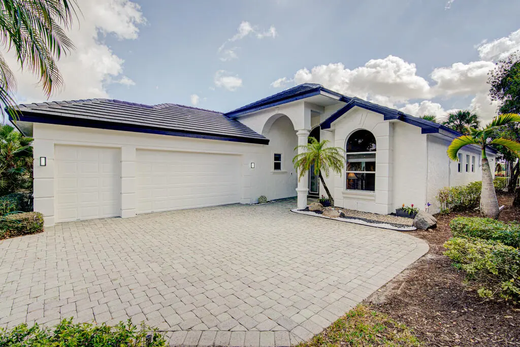 Front Garage at 6646 Oakmont Way, West Palm Beach