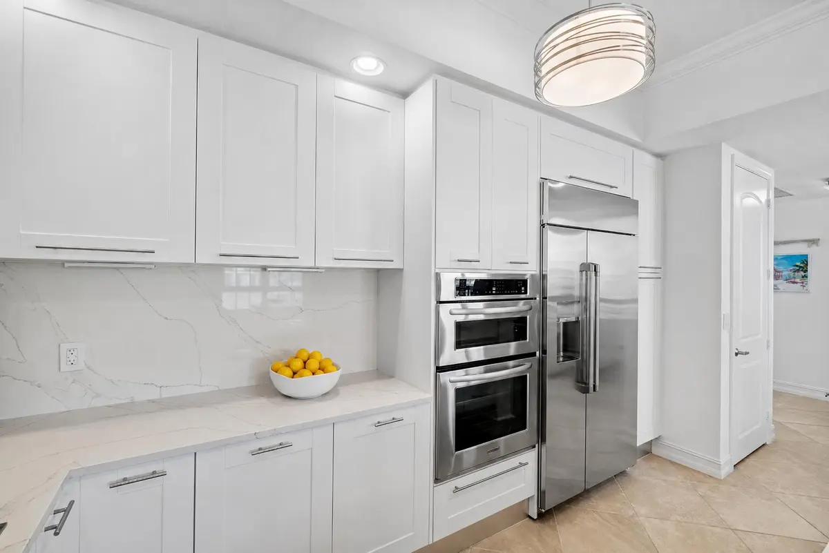 Ample Cabinetry at 701 S Olive Avenue 1718, West Palm Beach