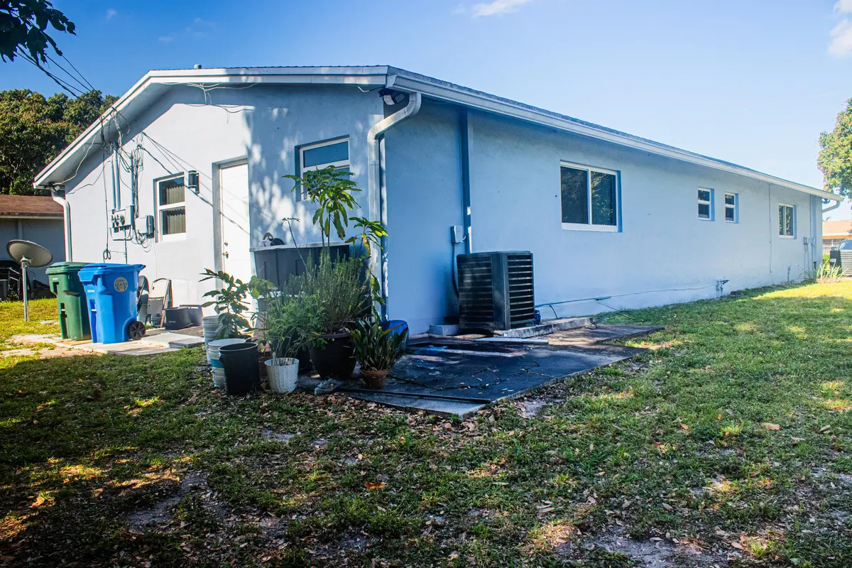 Shirley House_ Oakland-06 at 2710 NW 24th Avenue 1-2, Oakland Park