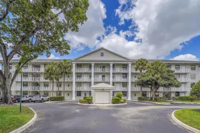 1713 Whitehall Drive 103, Davie – Condominium for sale