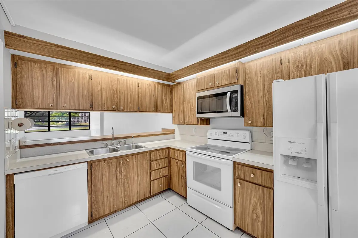 Photo 8 at 1713 Whitehall Drive 103, Davie