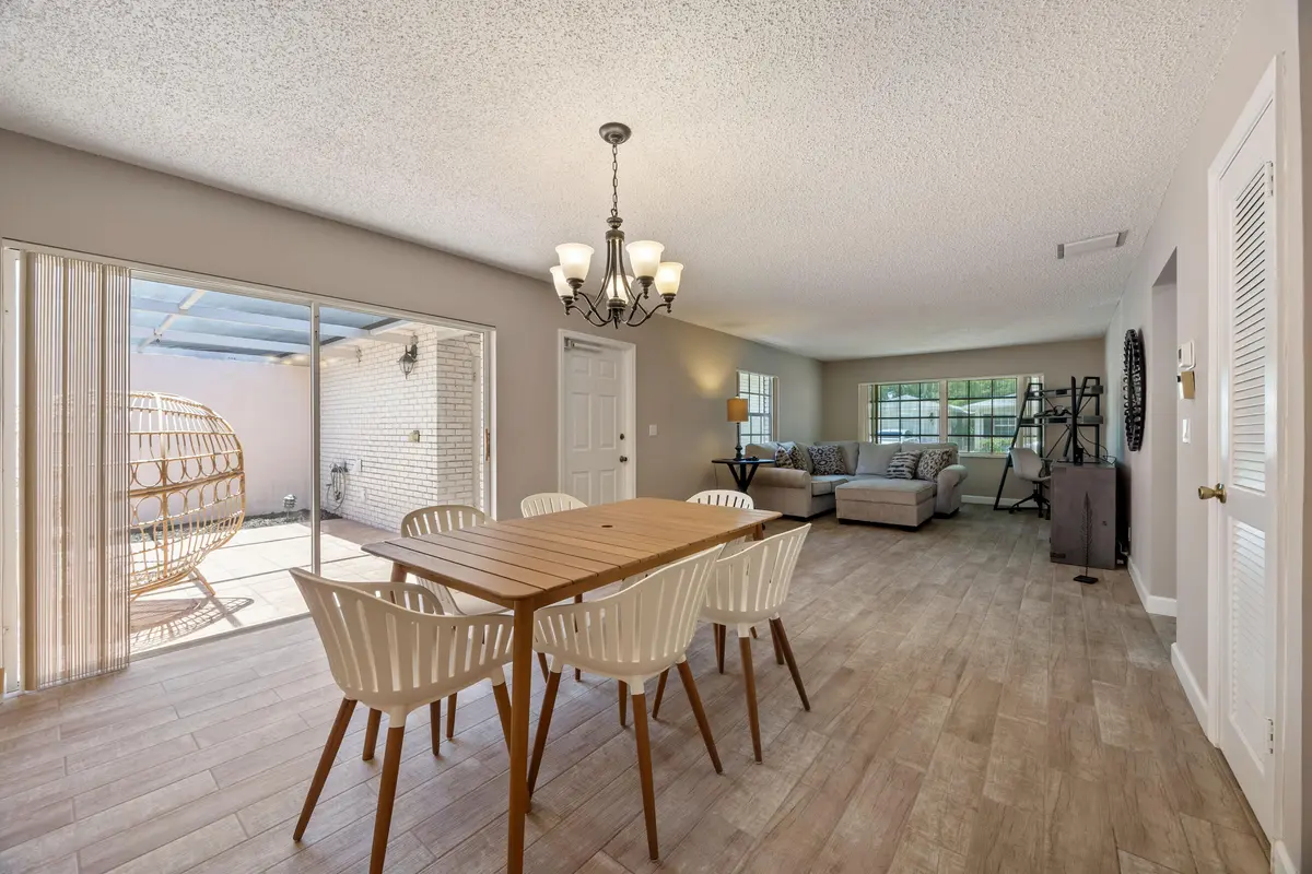 Dining at 10168 43rd Trail 318, Boynton Beach