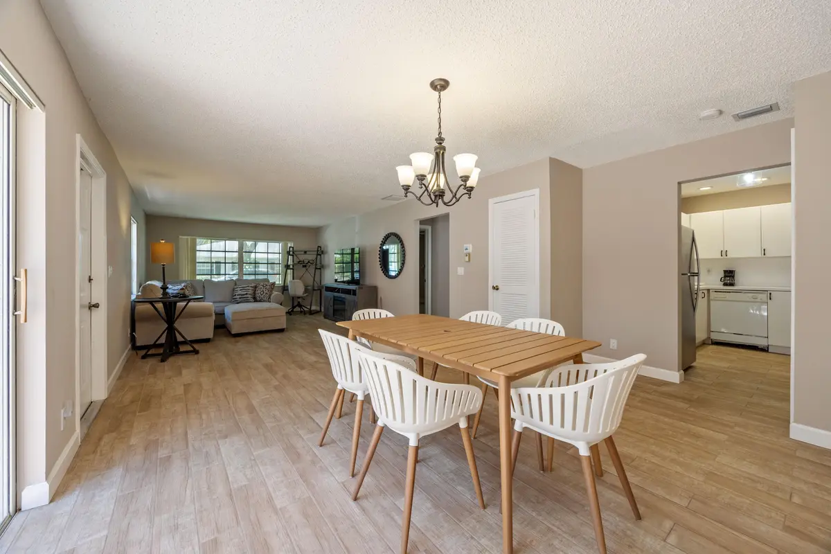 Dining at 10168 43rd Trail 318, Boynton Beach
