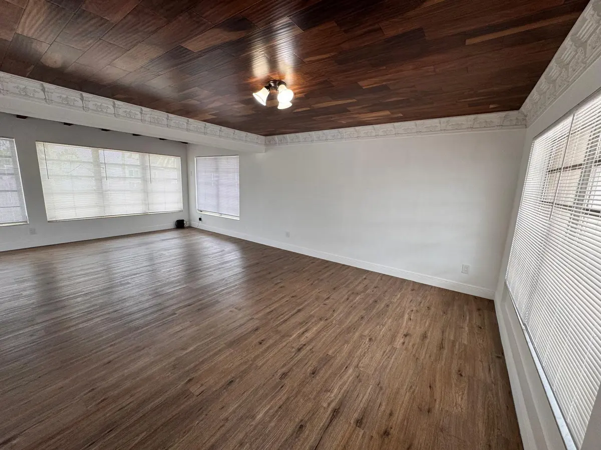 11 8 at 11 NW 56th Street, Oakland Park