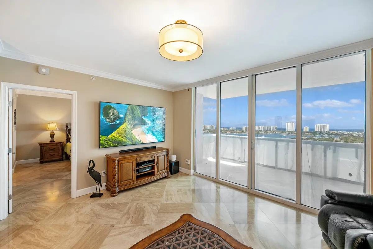 2640 Lake Shore Drive 1811, Riviera Beach, FL – photo 4