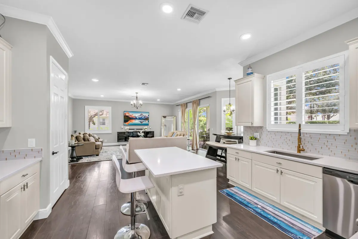 kitchen wellington isles full at 4661 Manderly Drive, Wellington