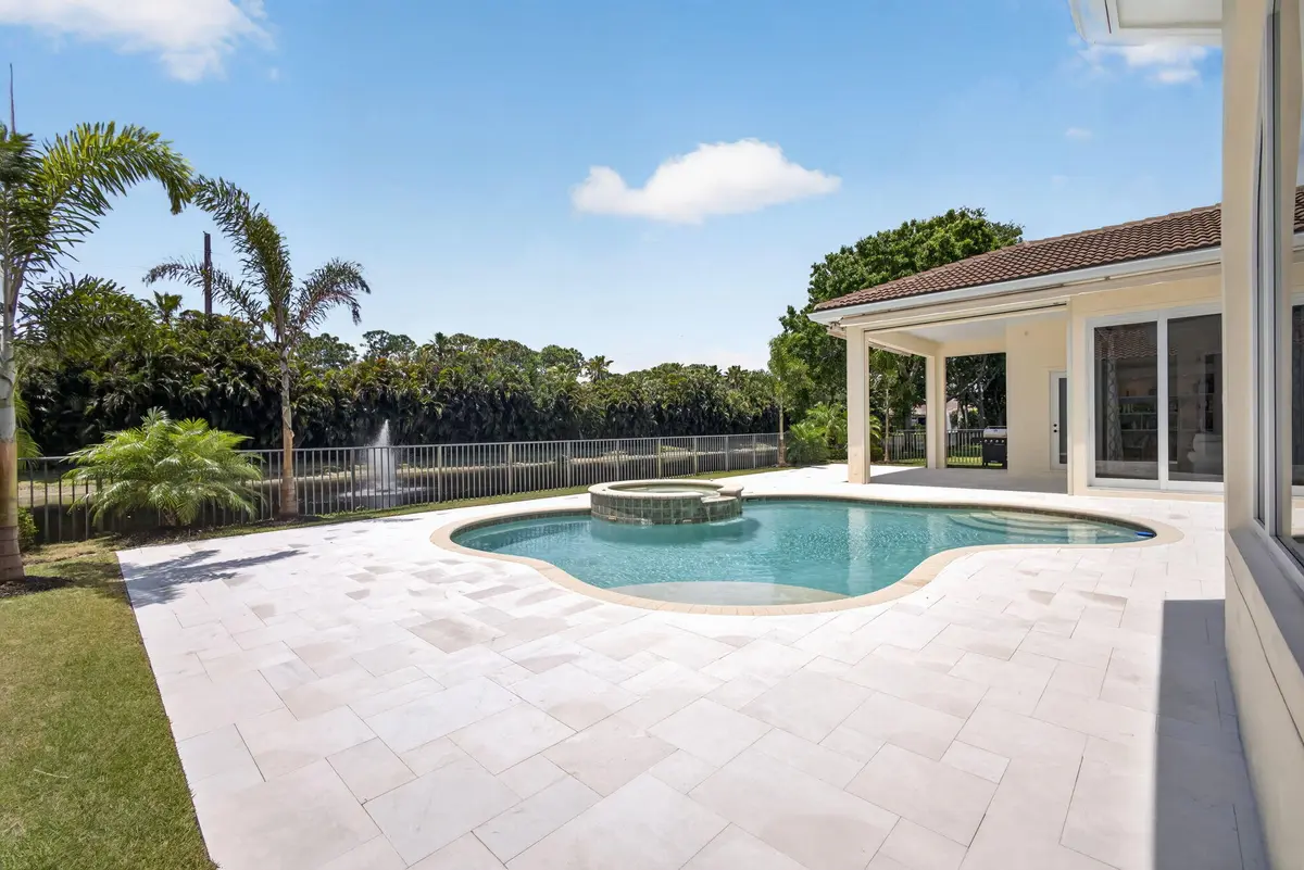 Pool and Spa at 4131 Venetia Way, Palm Beach Gardens
